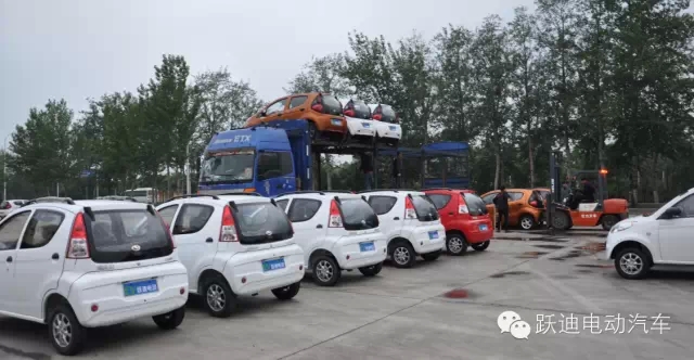 躍迪人冒雨檢測發(fā)車甘肅，第一時間保證躍迪電動汽車市場供應(yīng)