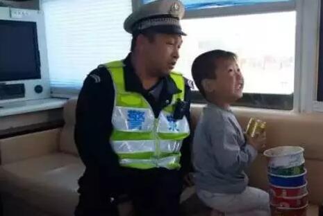 貪玩幼童上高速—躍迪移動(dòng)警務(wù)室助力，熱心民警忙尋親